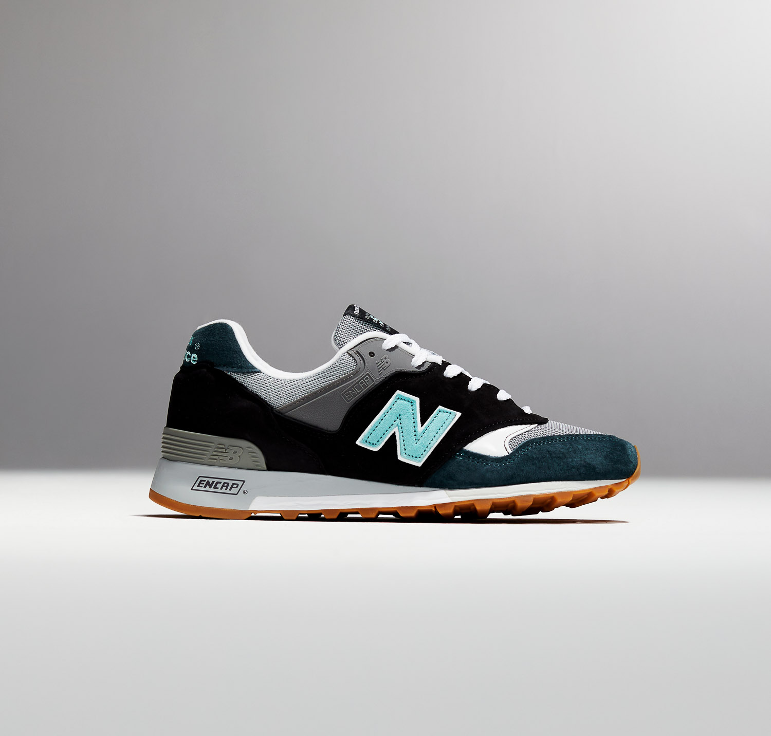 Schwarzer New Balance M577 LIB \